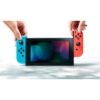 Nintendo Switch Console mit einem neonroten rechten Joy-Con und einem neonblauen linken Joy-Con